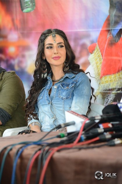-Farah-Karimi-At-Thikka-Movie-Song-Coverage-Press-Meet